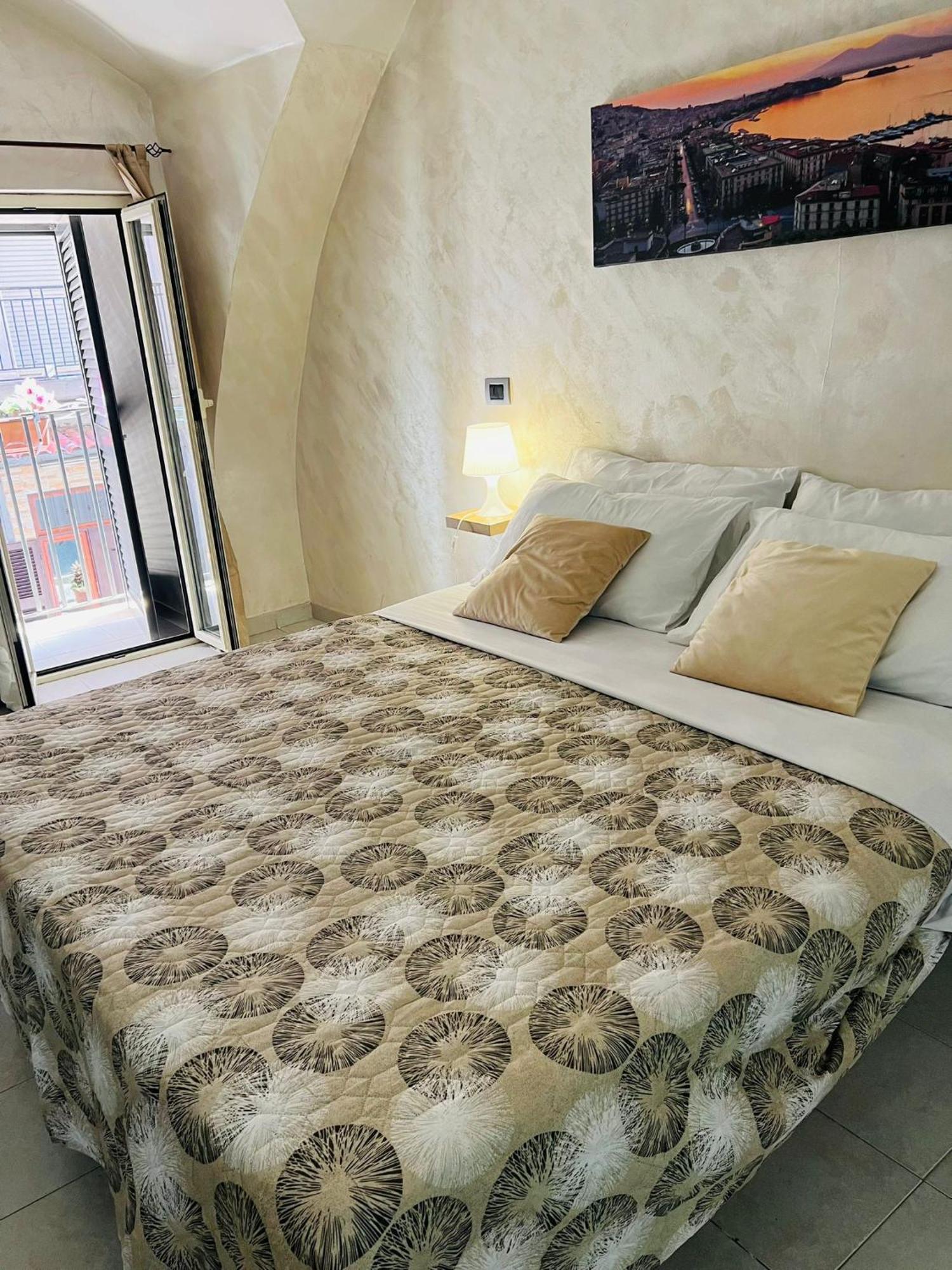 House Maximum Apartment Наполи Стая снимка